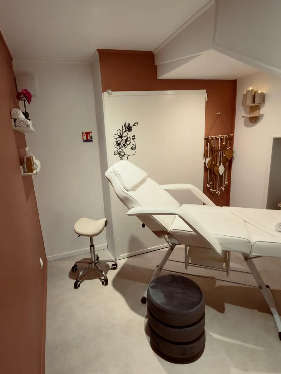 Cabine d'esthétique avec table de soin