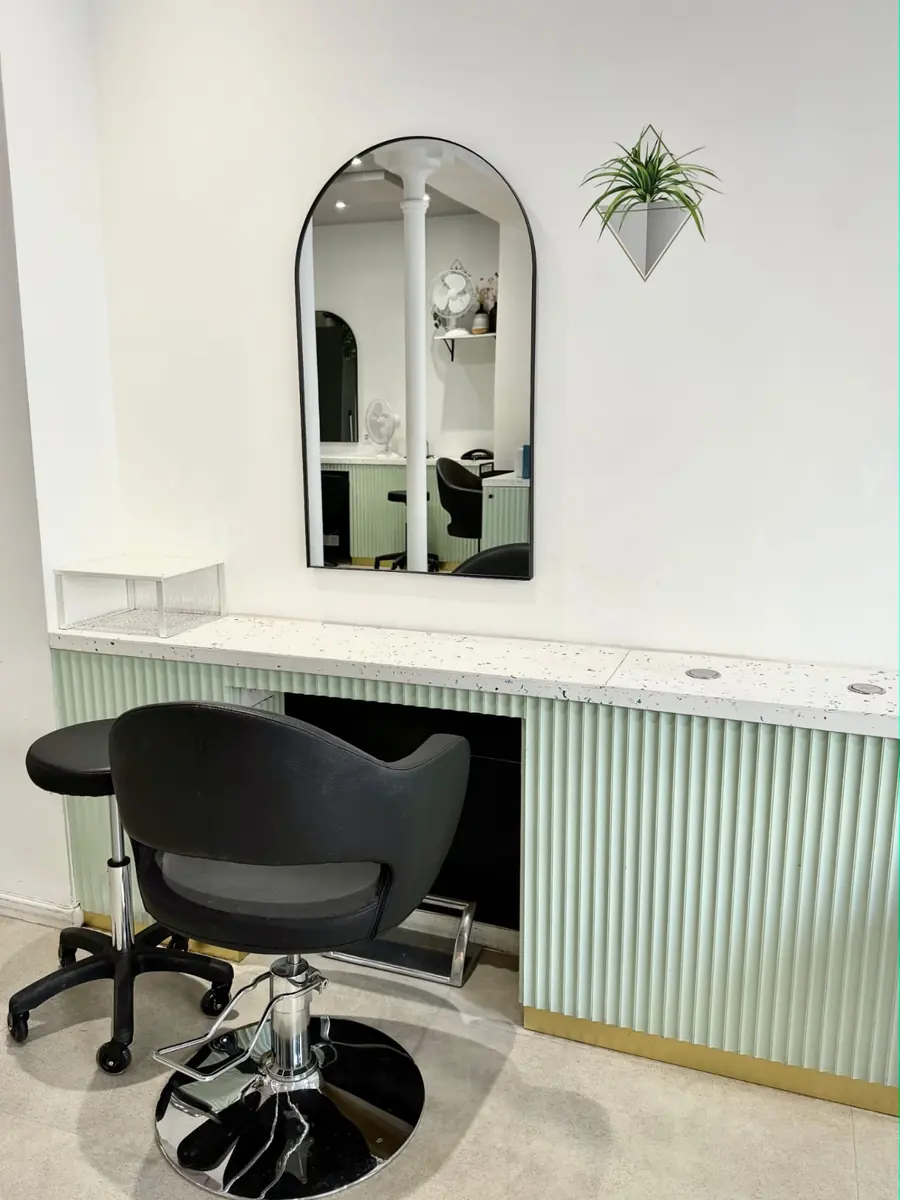 Poste de coiffage avec miroir arche et desserte